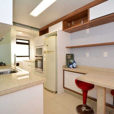 Apartamentos com 128m², 3 quartos (sendo 3 suítes), 2 garagens, no bairro Centro em Florianópolis