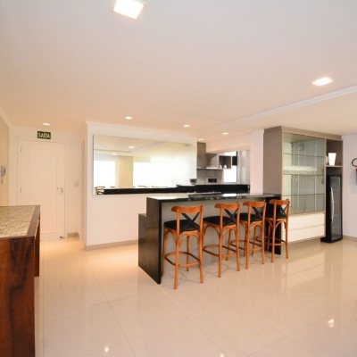 Apartamentos com 128m², 3 quartos (sendo 3 suítes), 2 garagens, no bairro Centro em Florianópolis