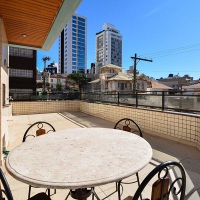 Apartamentos com 128m², 3 quartos (sendo 3 suítes), 2 garagens, no bairro Centro em Florianópolis