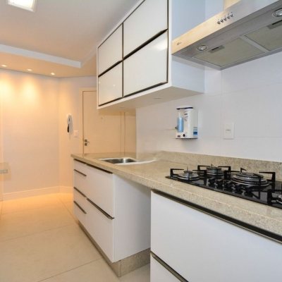 Apartamentos com 128m², 3 quartos (sendo 3 suítes), 2 garagens, no bairro Centro em Florianópolis