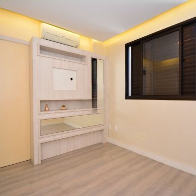 Apartamentos com 128m², 3 quartos (sendo 3 suítes), 2 garagens, no bairro Centro em Florianópolis