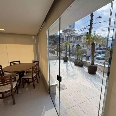 Apartamentos com 128m², 3 quartos (sendo 3 suítes), 2 garagens, no bairro Centro em Florianópolis