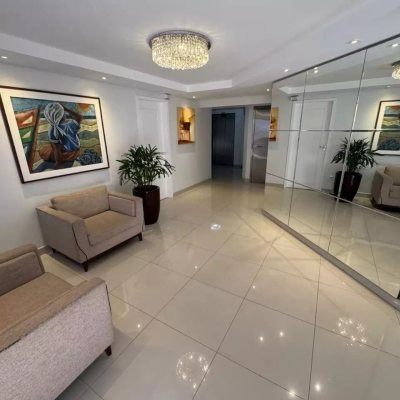 Apartamentos com 128m², 3 quartos (sendo 3 suítes), 2 garagens, no bairro Centro em Florianópolis