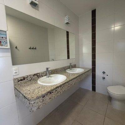 Casa Residencial com 292m², 3 quartos (sendo 1 suíte), 3 garagens, no bairro Pedra Branca em Palhoça