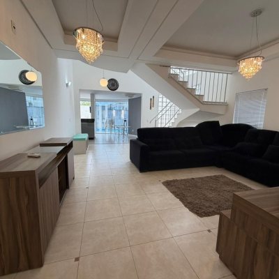 Casa Residencial com 292m², 3 quartos (sendo 1 suíte), 3 garagens, no bairro Pedra Branca em Palhoça