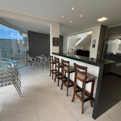 Casa Residencial com 292m², 3 quartos (sendo 1 suíte), 3 garagens, no bairro Pedra Branca em Palhoça