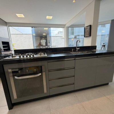 Casa Residencial com 292m², 3 quartos (sendo 1 suíte), 3 garagens, no bairro Pedra Branca em Palhoça