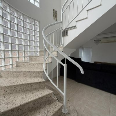 Casa Residencial com 292m², 3 quartos (sendo 1 suíte), 3 garagens, no bairro Pedra Branca em Palhoça