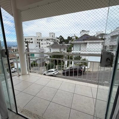 Casa Residencial com 292m², 3 quartos (sendo 1 suíte), 3 garagens, no bairro Pedra Branca em Palhoça