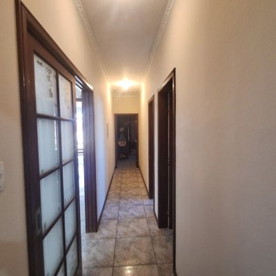 Casa Residencial com 263m², 5 quartos (sendo 3 suítes), 3 garagens, no bairro Itaguaçu em Florianópolis