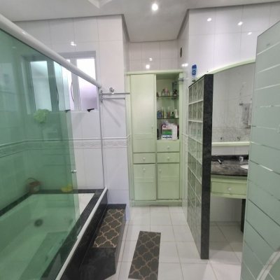 Casa Residencial com 263m², 5 quartos (sendo 3 suítes), 3 garagens, no bairro Itaguaçu em Florianópolis