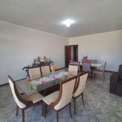 Casa Residencial com 263m², 5 quartos (sendo 3 suítes), 3 garagens, no bairro Itaguaçu em Florianópolis