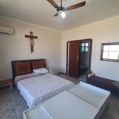 Casa Residencial com 263m², 5 quartos (sendo 3 suítes), 3 garagens, no bairro Itaguaçu em Florianópolis