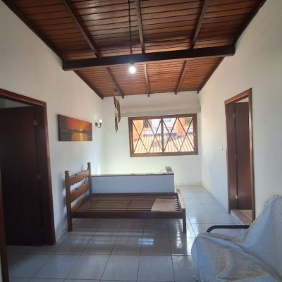 Casa Residencial com 263m², 5 quartos (sendo 3 suítes), 3 garagens, no bairro Itaguaçu em Florianópolis