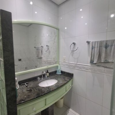 Casa Residencial com 263m², 5 quartos (sendo 3 suítes), 3 garagens, no bairro Itaguaçu em Florianópolis