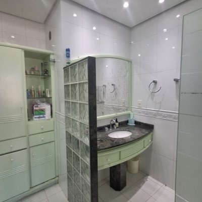 Casa Residencial com 263m², 5 quartos (sendo 3 suítes), 3 garagens, no bairro Itaguaçu em Florianópolis