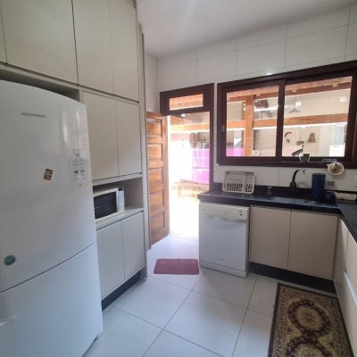 Casa Residencial com 263m², 5 quartos (sendo 3 suítes), 3 garagens, no bairro Itaguaçu em Florianópolis