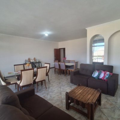 Casa Residencial com 263m², 5 quartos (sendo 3 suítes), 3 garagens, no bairro Itaguaçu em Florianópolis