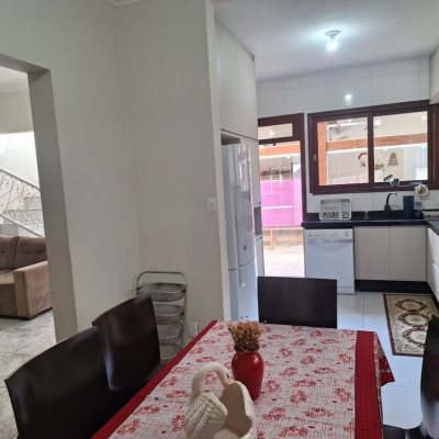 Casa Residencial com 263m², 5 quartos (sendo 3 suítes), 3 garagens, no bairro Itaguaçu em Florianópolis