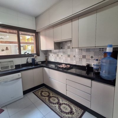 Casa Residencial com 263m², 5 quartos (sendo 3 suítes), 3 garagens, no bairro Itaguaçu em Florianópolis