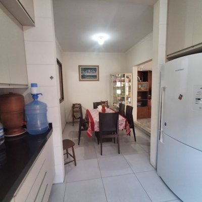 Casa Residencial com 263m², 5 quartos (sendo 3 suítes), 3 garagens, no bairro Itaguaçu em Florianópolis