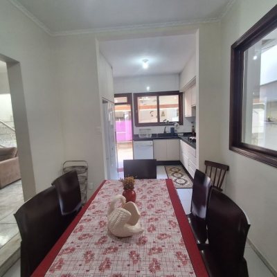 Casa Residencial com 263m², 5 quartos (sendo 3 suítes), 3 garagens, no bairro Itaguaçu em Florianópolis