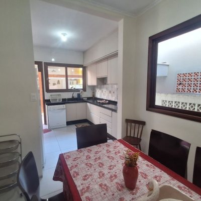 Casa Residencial com 263m², 5 quartos (sendo 3 suítes), 3 garagens, no bairro Itaguaçu em Florianópolis