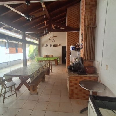 Casa Residencial com 263m², 5 quartos (sendo 3 suítes), 3 garagens, no bairro Itaguaçu em Florianópolis