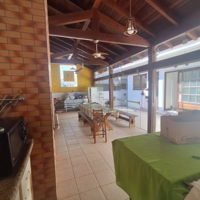 Casa Residencial com 263m², 5 quartos (sendo 3 suítes), 3 garagens, no bairro Itaguaçu em Florianópolis