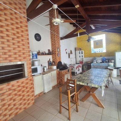 Casa Residencial com 263m², 5 quartos (sendo 3 suítes), 3 garagens, no bairro Itaguaçu em Florianópolis