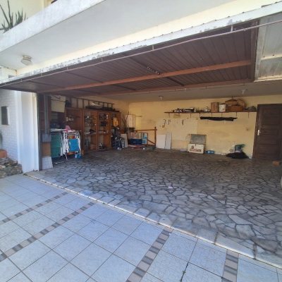 Casa Residencial com 263m², 5 quartos (sendo 3 suítes), 3 garagens, no bairro Itaguaçu em Florianópolis