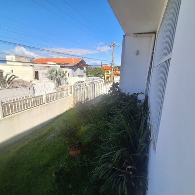 Casa Residencial com 263m², 5 quartos (sendo 3 suítes), 3 garagens, no bairro Itaguaçu em Florianópolis