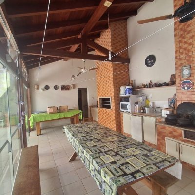 Casa Residencial com 263m², 5 quartos (sendo 3 suítes), 3 garagens, no bairro Itaguaçu em Florianópolis