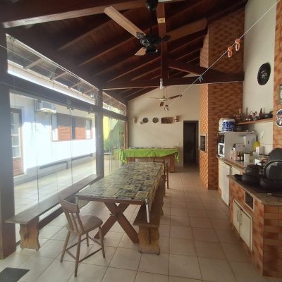 Casa Residencial com 263m², 5 quartos (sendo 3 suítes), 3 garagens, no bairro Itaguaçu em Florianópolis