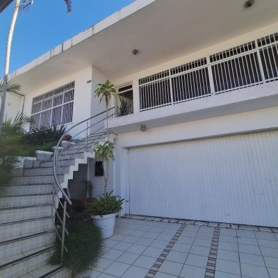 Casa Residencial com 263m², 5 quartos (sendo 3 suítes), 3 garagens, no bairro Itaguaçu em Florianópolis