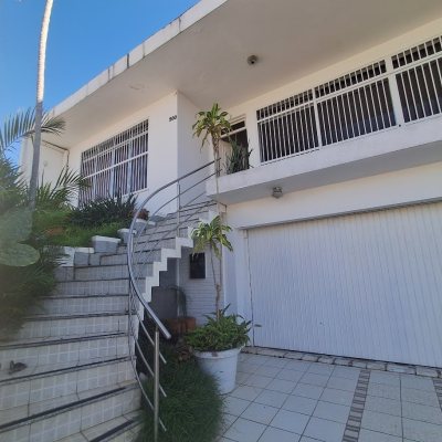 Casa Residencial com 263m², 5 quartos (sendo 3 suítes), 3 garagens, no bairro Itaguaçu em Florianópolis
