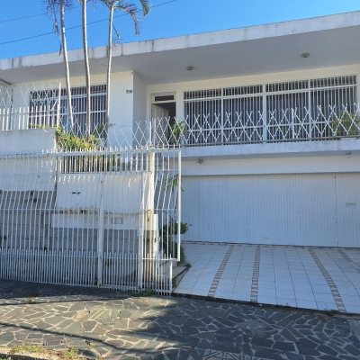 Casa Residencial com 263m², 5 quartos (sendo 3 suítes), 3 garagens, no bairro Itaguaçu em Florianópolis
