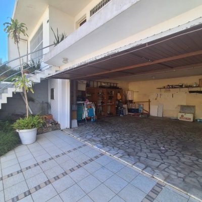 Casa Residencial com 263m², 5 quartos (sendo 3 suítes), 3 garagens, no bairro Itaguaçu em Florianópolis