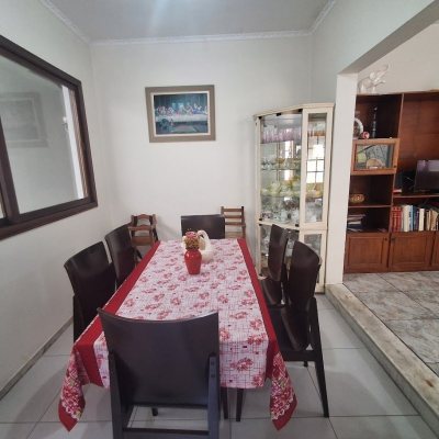 Casa Residencial com 263m², 5 quartos (sendo 3 suítes), 3 garagens, no bairro Itaguaçu em Florianópolis