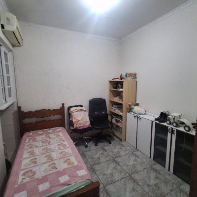 Casa Residencial com 263m², 5 quartos (sendo 3 suítes), 3 garagens, no bairro Itaguaçu em Florianópolis