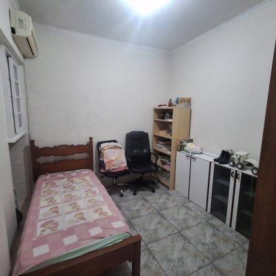 Casa Residencial com 263m², 5 quartos (sendo 3 suítes), 3 garagens, no bairro Itaguaçu em Florianópolis