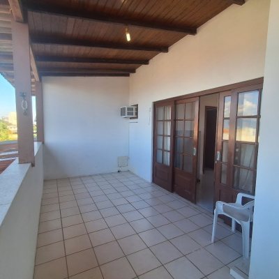 Casa Residencial com 263m², 5 quartos (sendo 3 suítes), 3 garagens, no bairro Itaguaçu em Florianópolis