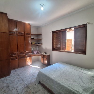 Casa Residencial com 263m², 5 quartos (sendo 3 suítes), 3 garagens, no bairro Itaguaçu em Florianópolis