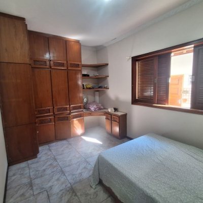 Casa Residencial com 263m², 5 quartos (sendo 3 suítes), 3 garagens, no bairro Itaguaçu em Florianópolis