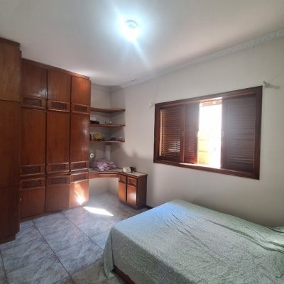 Casa Residencial com 263m², 5 quartos (sendo 3 suítes), 3 garagens, no bairro Itaguaçu em Florianópolis