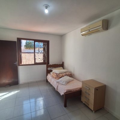 Casa Residencial com 263m², 5 quartos (sendo 3 suítes), 3 garagens, no bairro Itaguaçu em Florianópolis