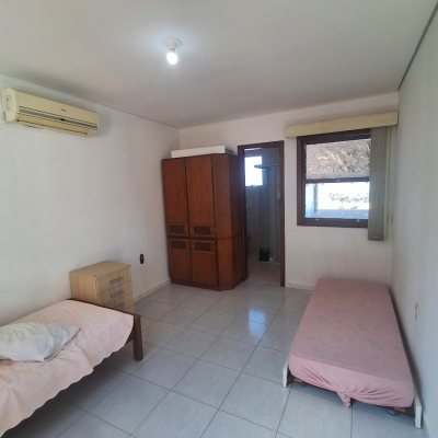 Casa Residencial com 263m², 5 quartos (sendo 3 suítes), 3 garagens, no bairro Itaguaçu em Florianópolis