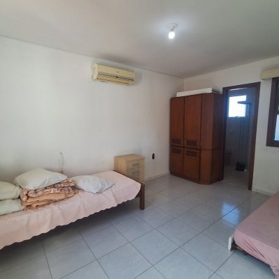 Casa Residencial com 263m², 5 quartos (sendo 3 suítes), 3 garagens, no bairro Itaguaçu em Florianópolis