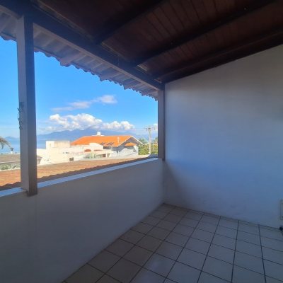 Casa Residencial com 263m², 5 quartos (sendo 3 suítes), 3 garagens, no bairro Itaguaçu em Florianópolis