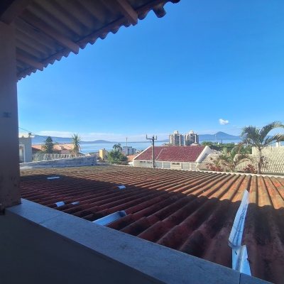 Casa Residencial com 263m², 5 quartos (sendo 3 suítes), 3 garagens, no bairro Itaguaçu em Florianópolis